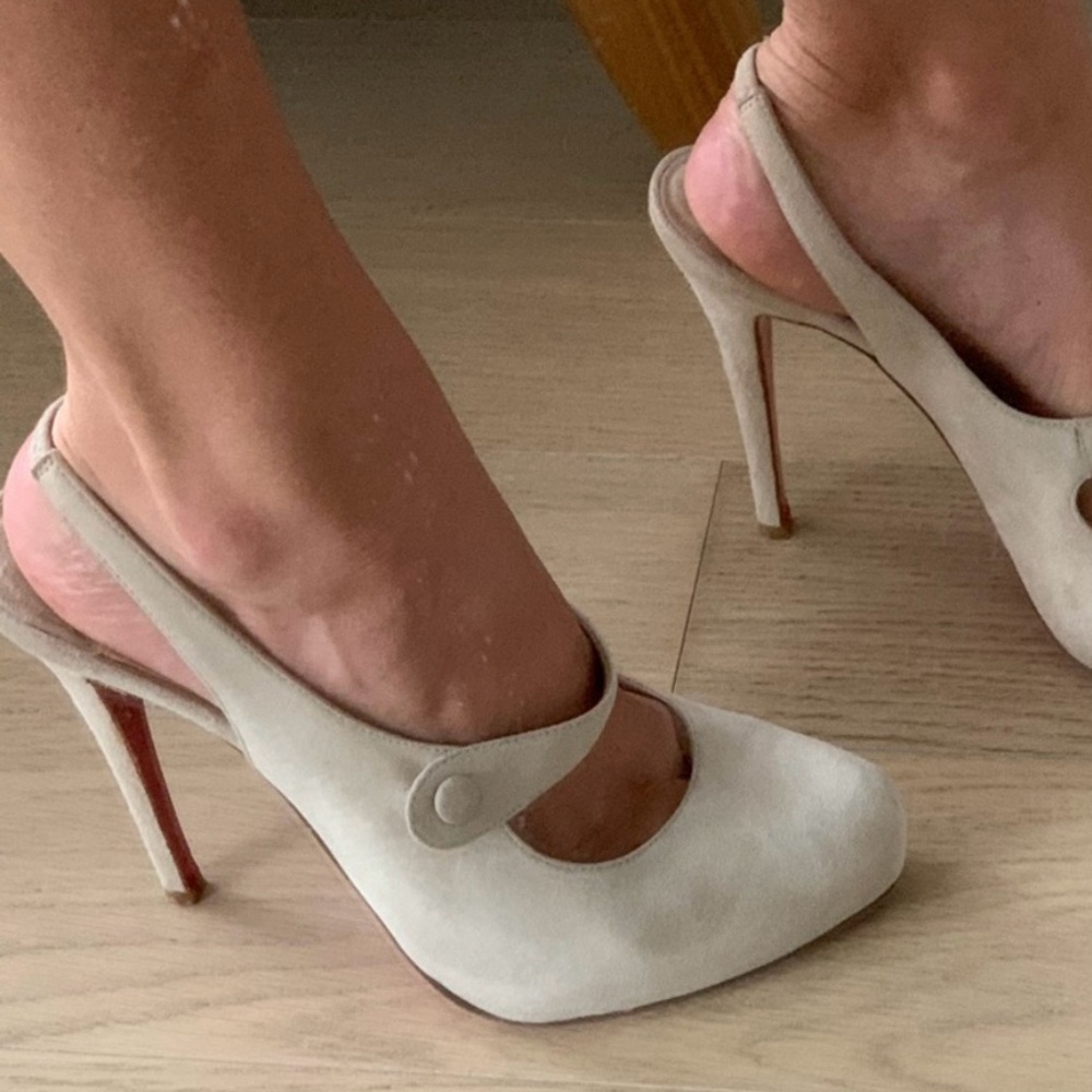 Cream High Heels with Pointed Toe and Tall Slender Heel